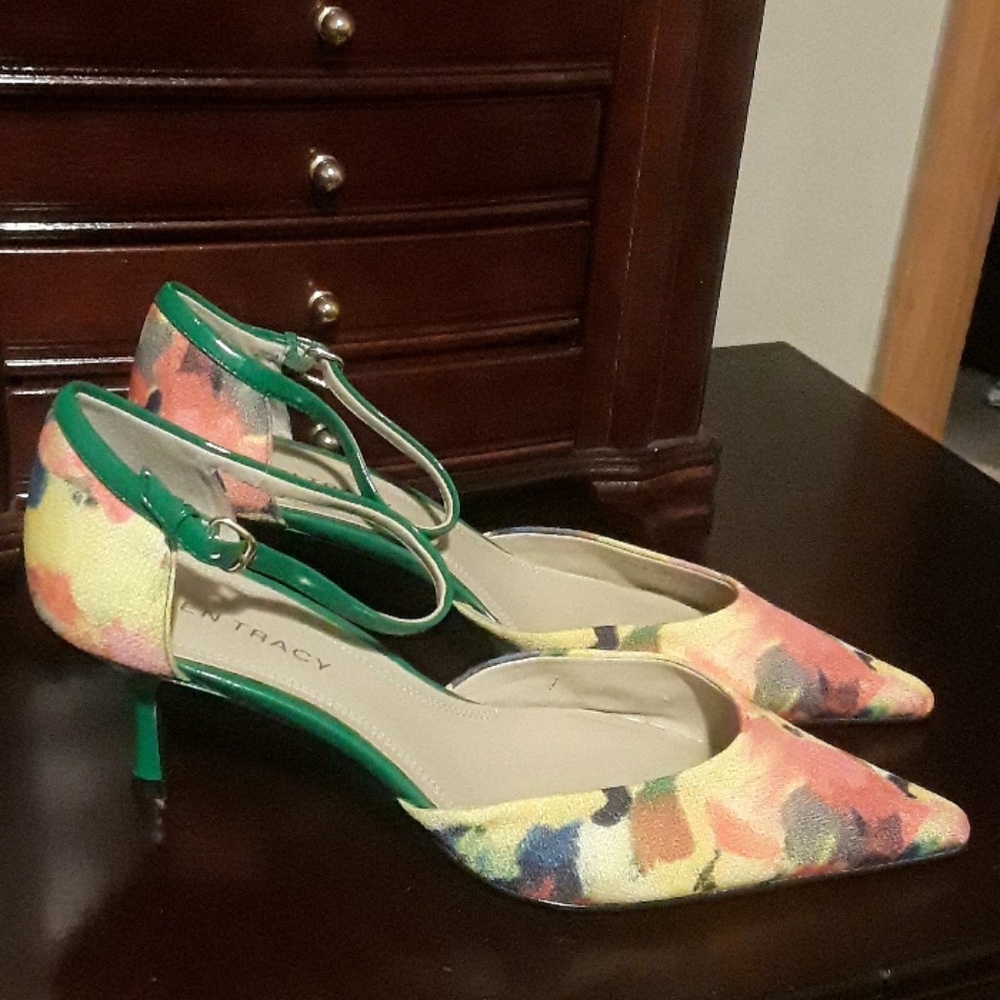 NWOT "Ellen Tracy" Floral Heels